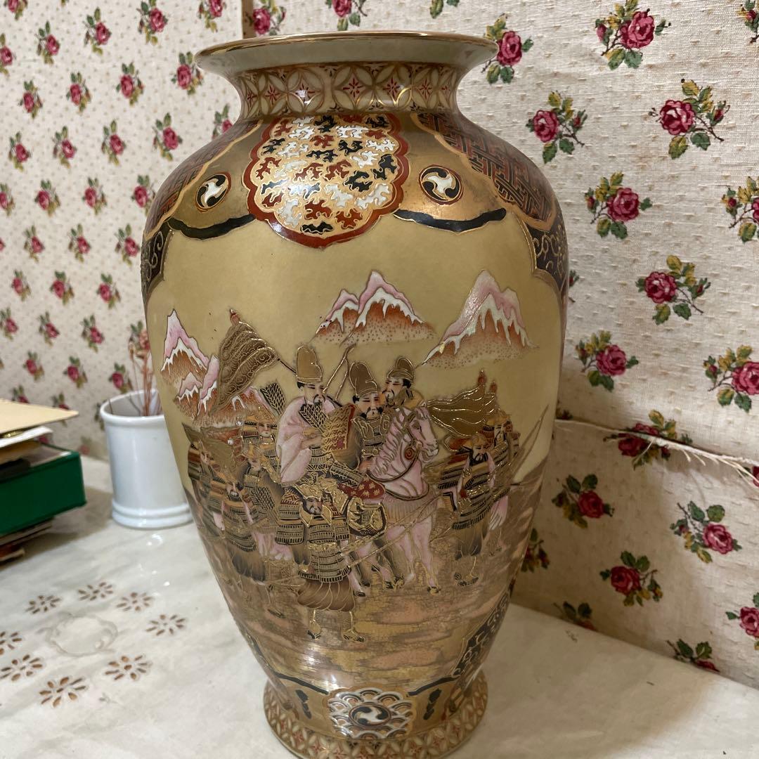 8.手描き陶器の花瓶 山と人物模様薩摩焼のようです