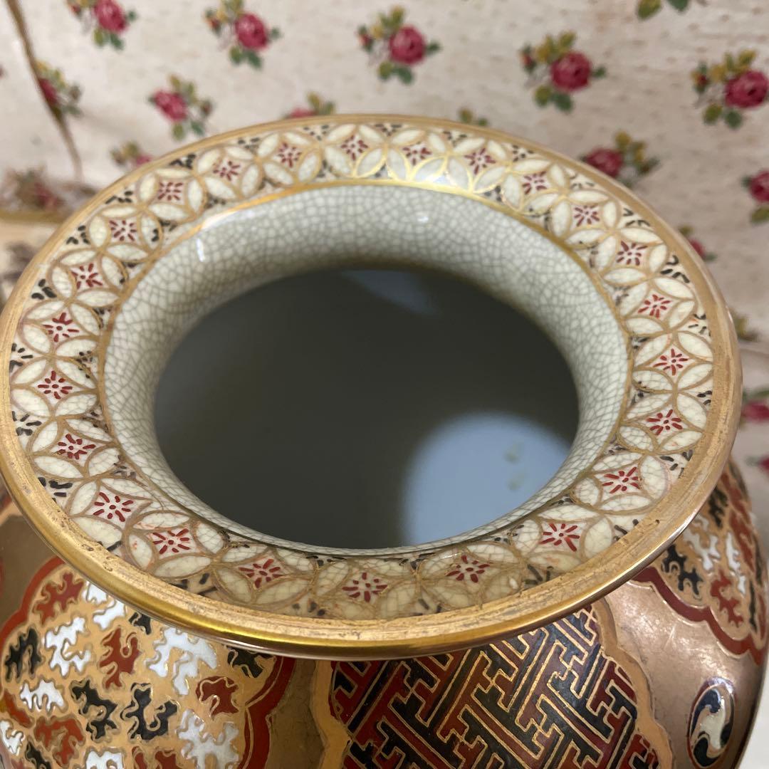 8.手描き陶器の花瓶 山と人物模様薩摩焼のようです