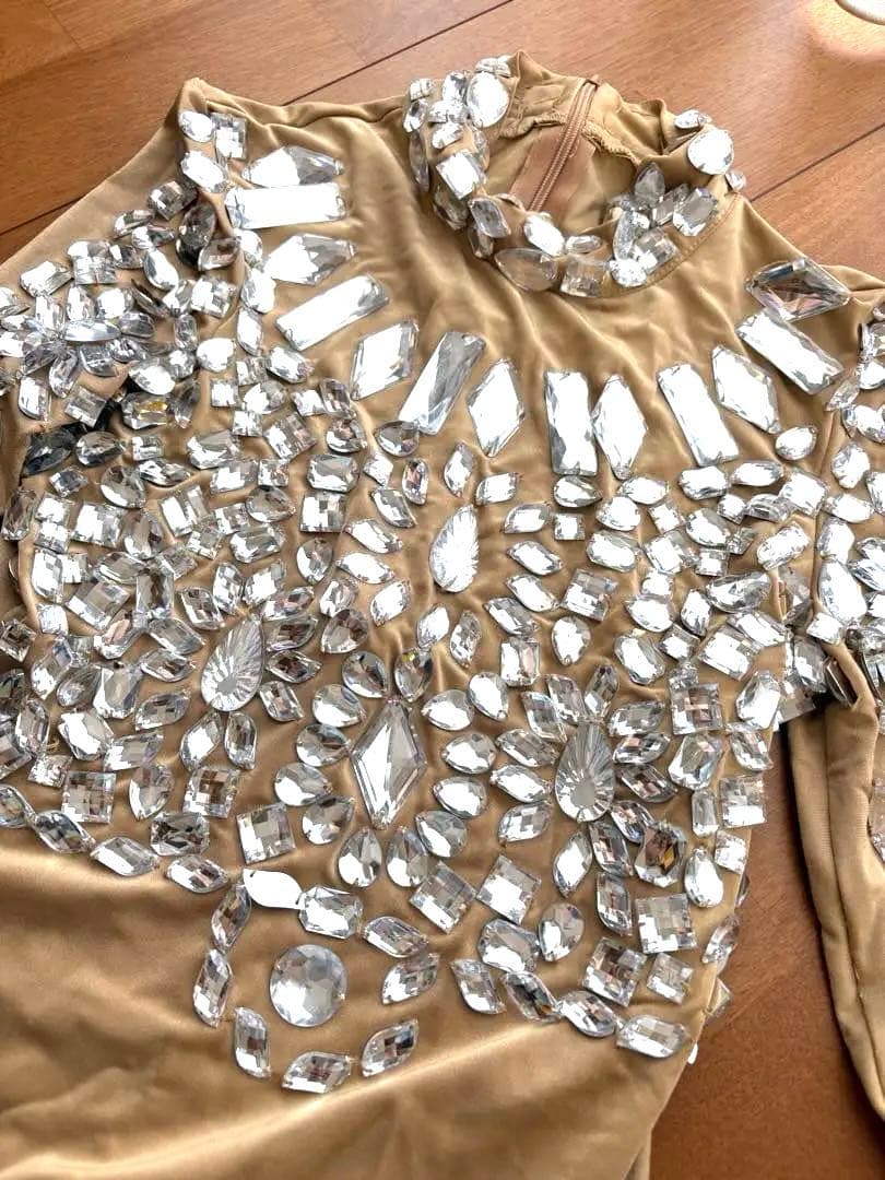 クリスタル装飾 ベージュ ボディスーツ　腰巻きレース付き