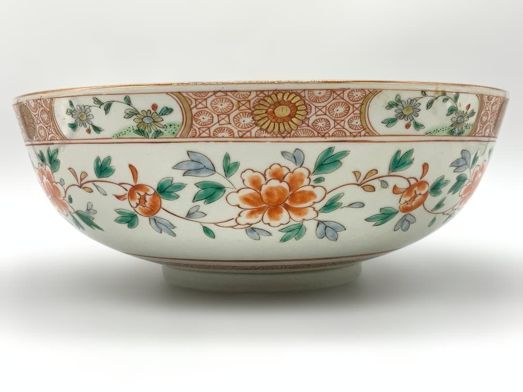 【有田焼】 明治期 　輸出向 　白磁金彩錦絵 『五彩草花文特大深鉢』