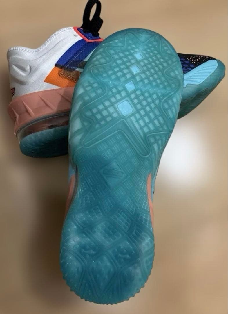 Nike ビッグキッズ レブロン18 ローサミット ホワイト/ブラック　24cm