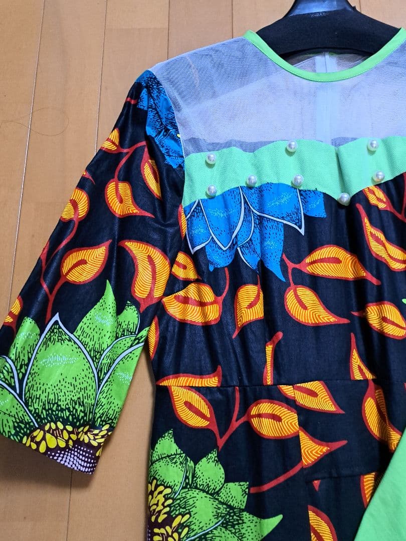 「個性的」アンカラドレス 鮮やか花柄 ラッフルデザイン