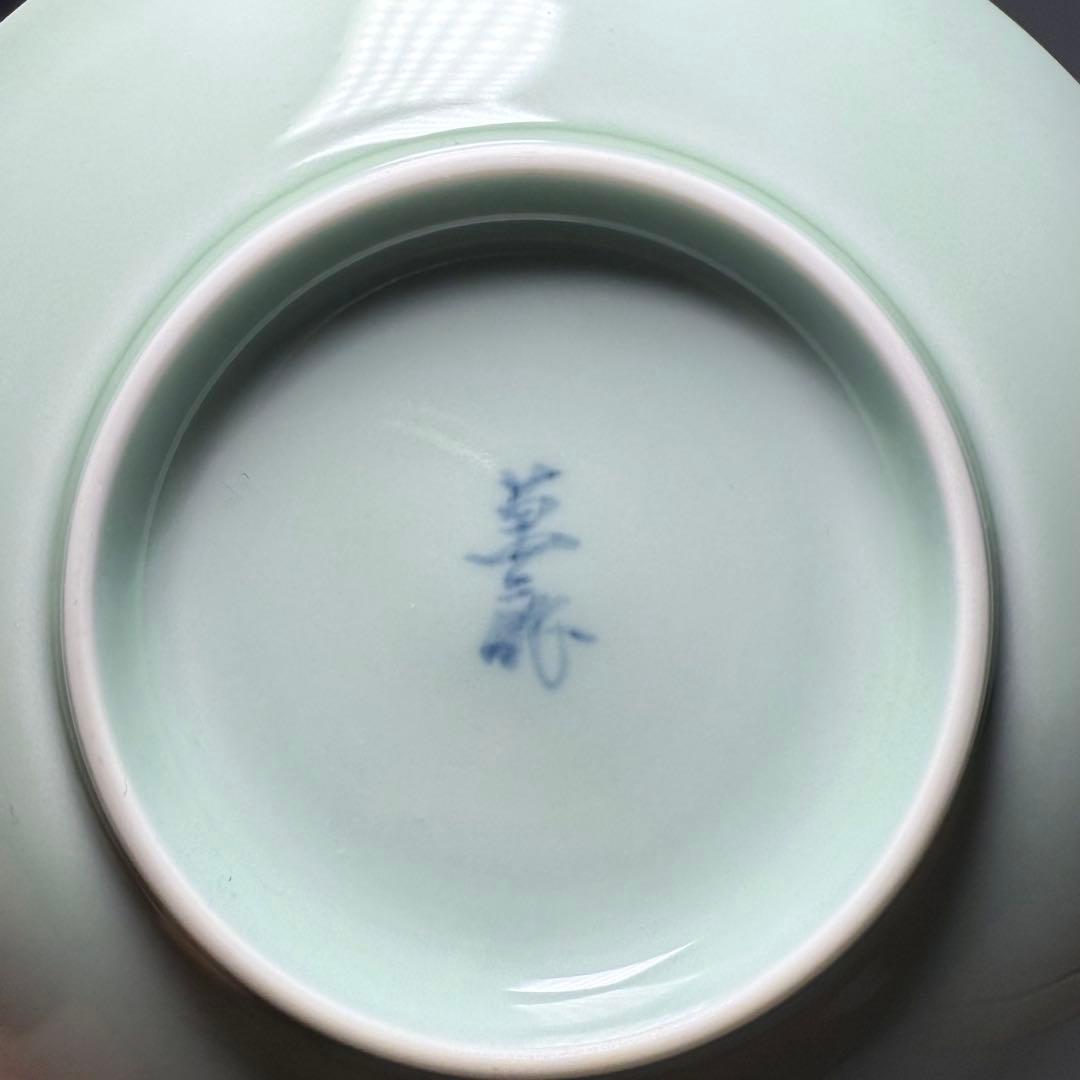 人間国宝　井上萬二　作　青白磁牡丹彫文　皿　高級ライン　直径16.8cm