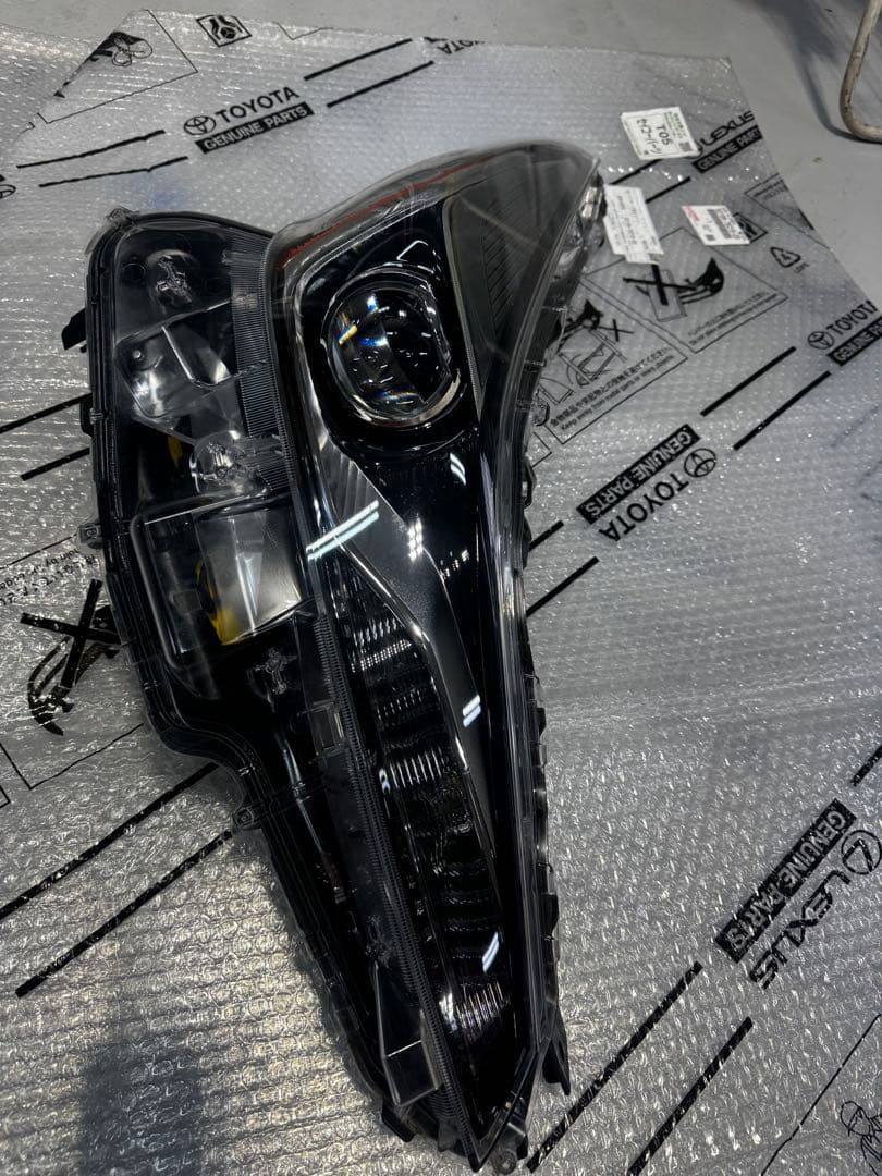 プリウス　ZVW51 右ヘッドライト　LED 純正品番81145-47850