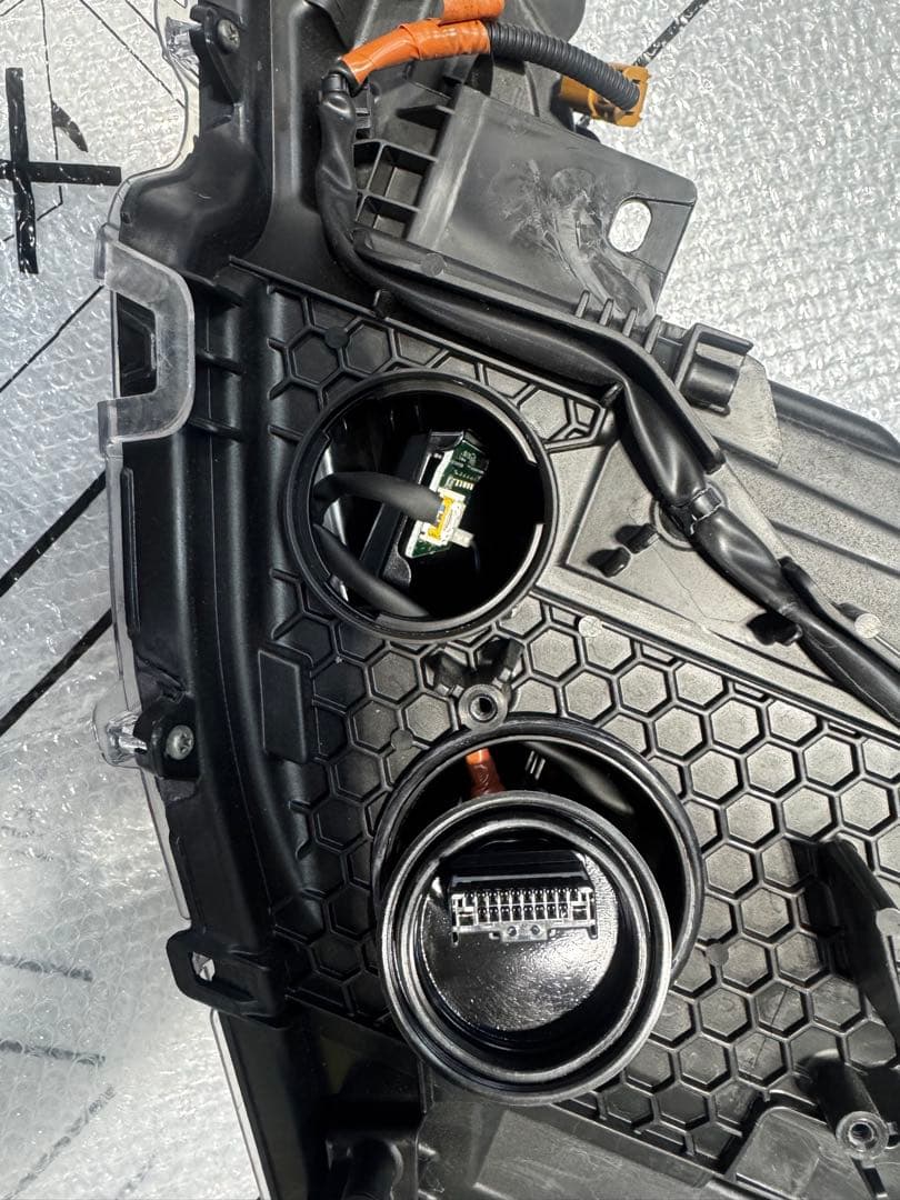 プリウス　ZVW51 右ヘッドライト　LED 純正品番81145-47850