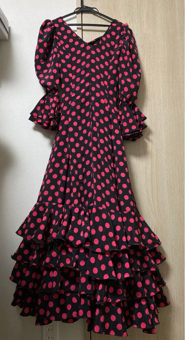 フラメンコドレス 黒とピンクの水玉