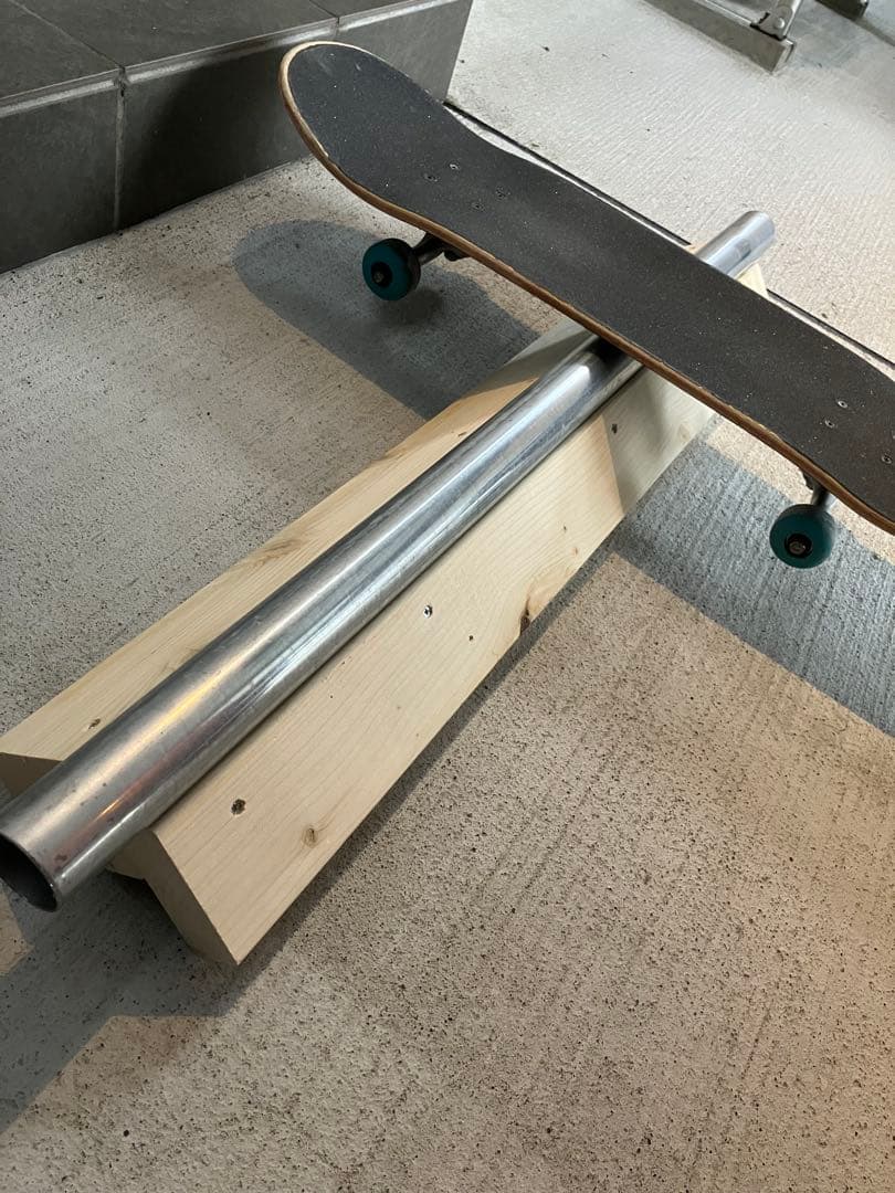 スケボーセクション　レール　スケートボードパーク　カーブ　丸レール