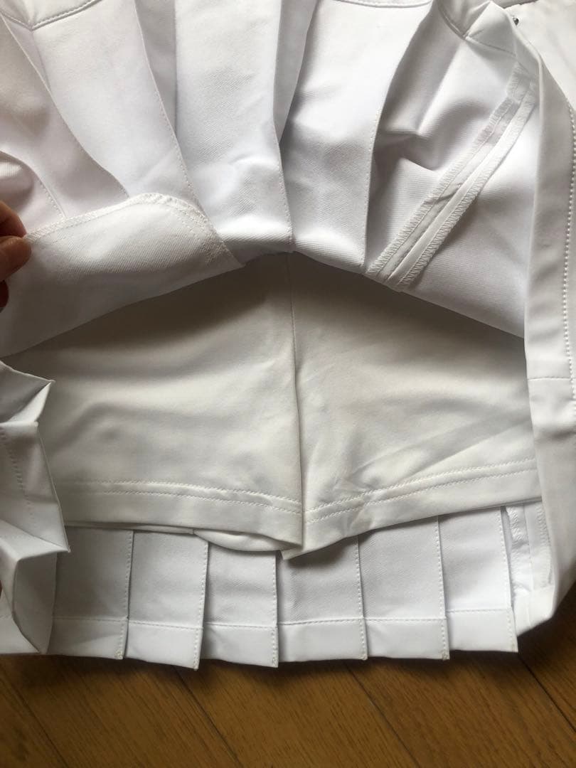 ホワイト プリーツスカート Vマーク