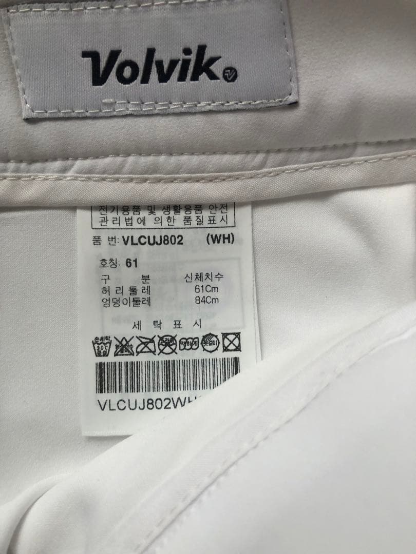 ホワイト プリーツスカート Vマーク