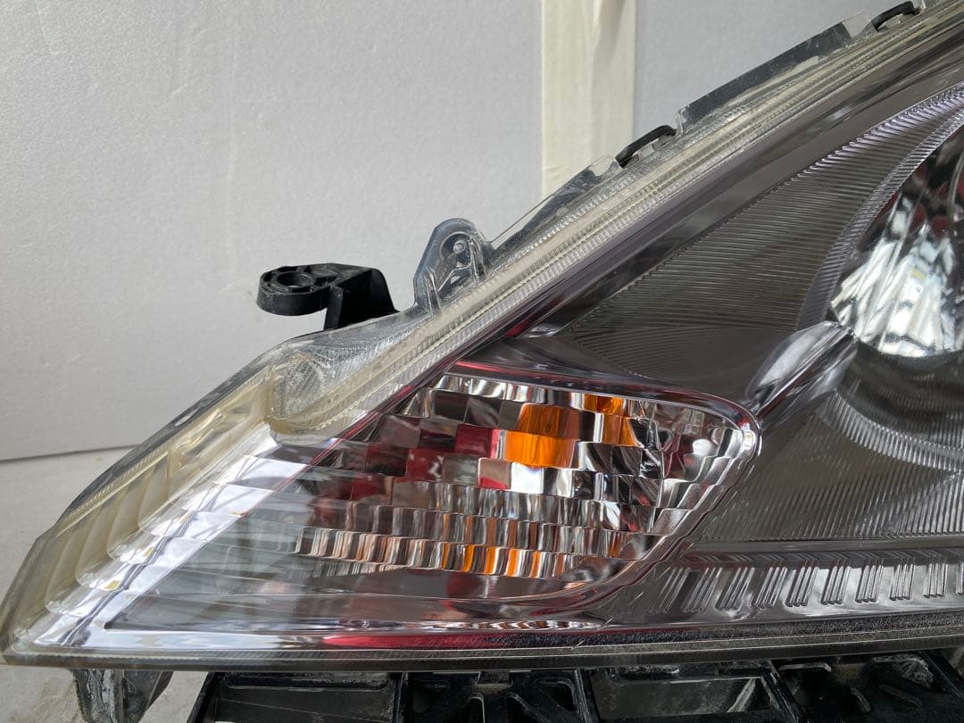 ホンダ フィット ハイブリッド（GP1 / GP4 系） 純正ヘッドライト　左右