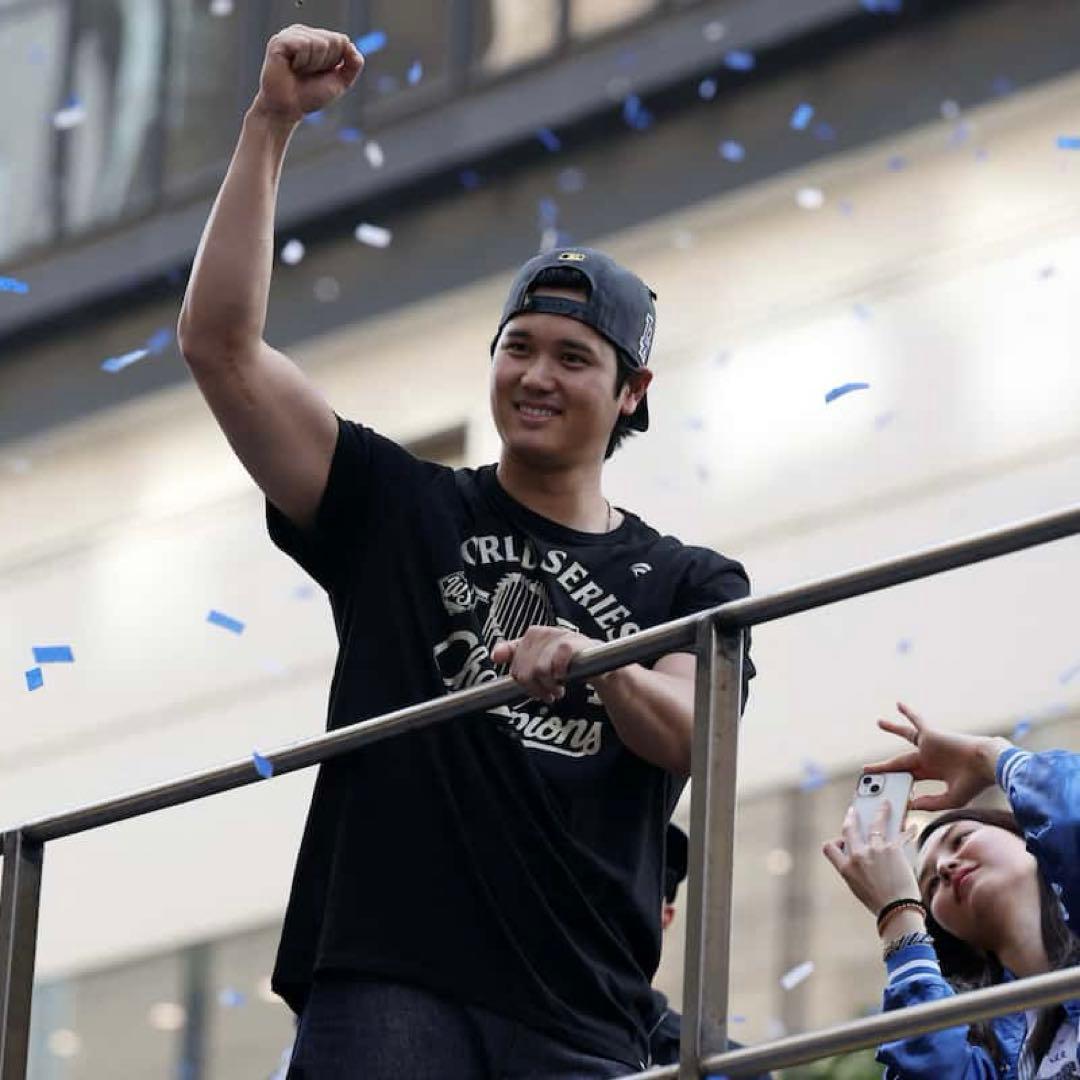 大谷翔平選手　MVPサインプリントフィギュアボール、TOPPSカード 2点セット