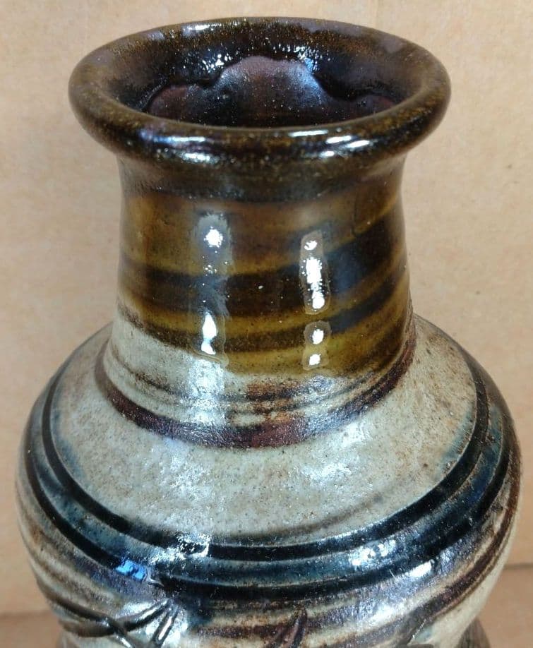 【本物保証】金城次郎 壷屋焼嘉瓶 共箱 栞 人間国宝 笑魚海老紋嘉瓶は激烈希少品