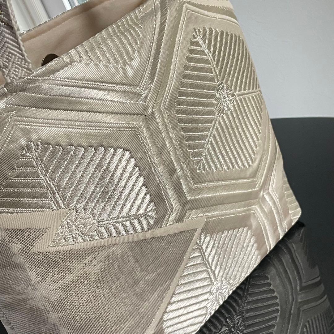 帯リメイクバッグ　西陣織　シルバーの亀甲花文様　Mサイズ　和装バッグ　帯バッグ