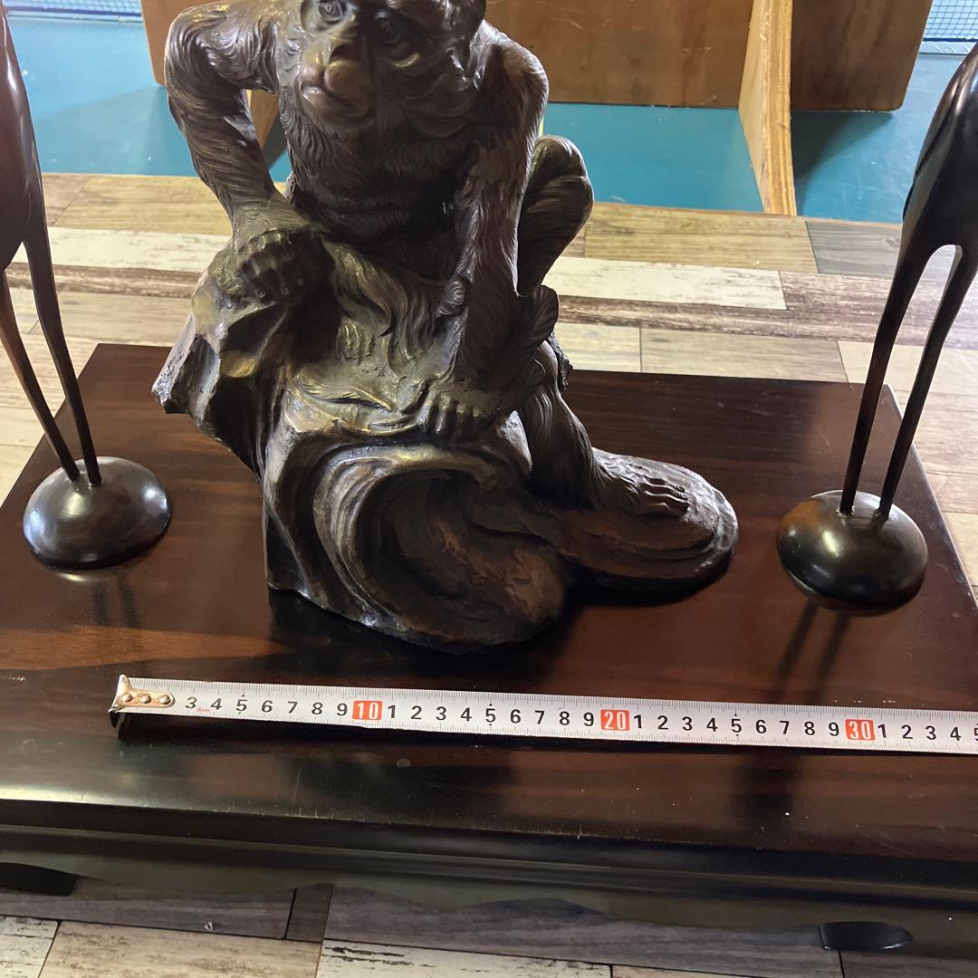 金属製猿のアンティーク、鶴（つがい）の置物まとめ売り　台座付き