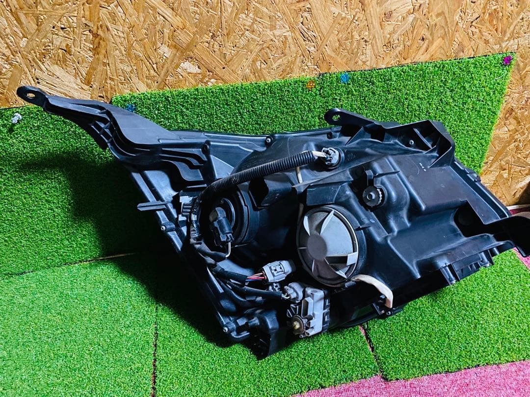 ZRR75 ヴォクシー純正ヘッドライト