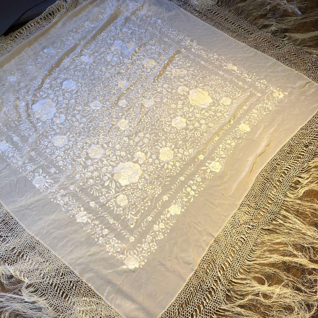 マントン ホワイト刺繍フリンジショール