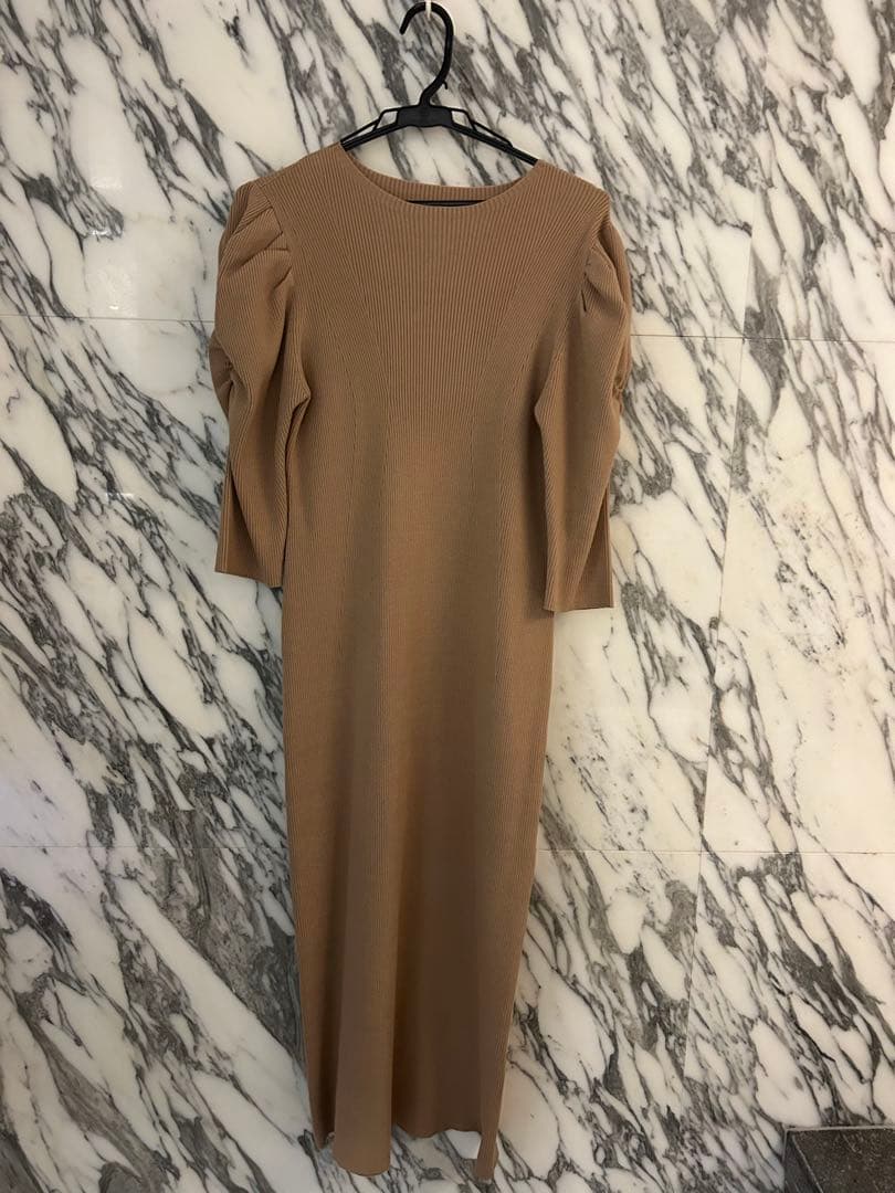 CELFORDレース襟付きベージュニットワンピース