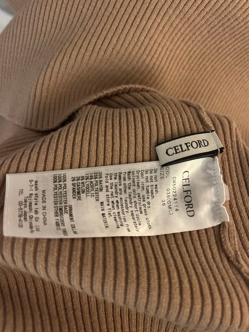 CELFORDレース襟付きベージュニットワンピース