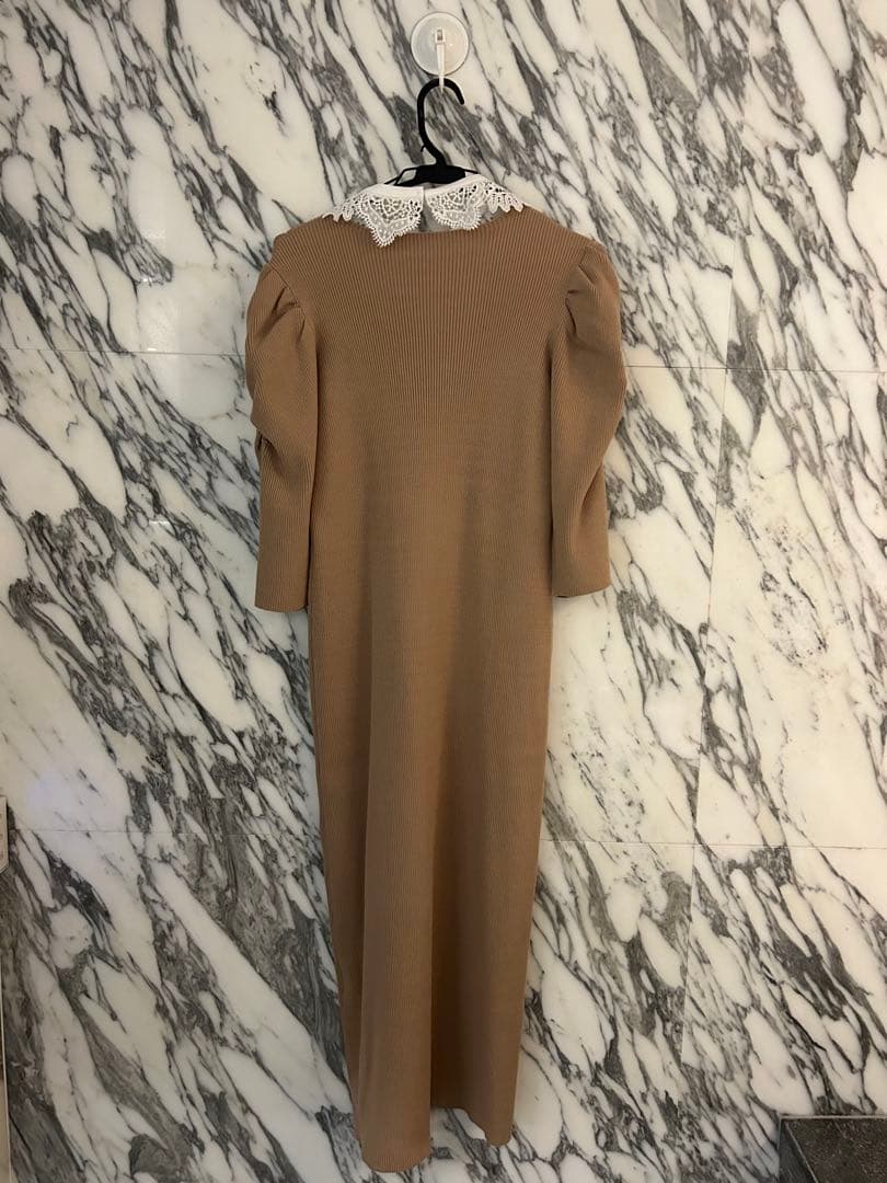 CELFORDレース襟付きベージュニットワンピース