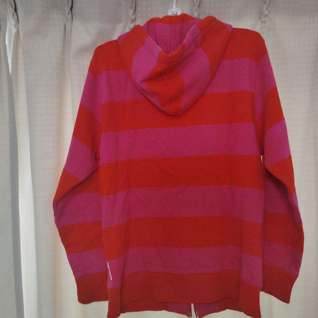 赤とピンクのストライプパーカー