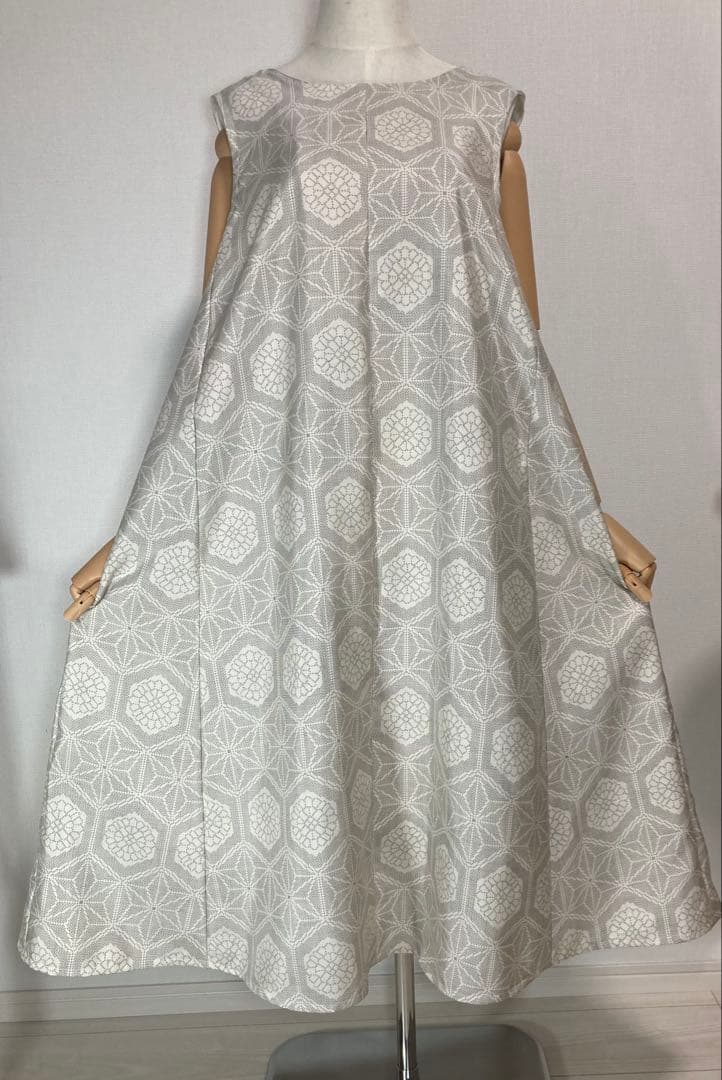 着物リメイク　白大島紬　ロングフレアワンピース（後ろVネック）着丈112㎝