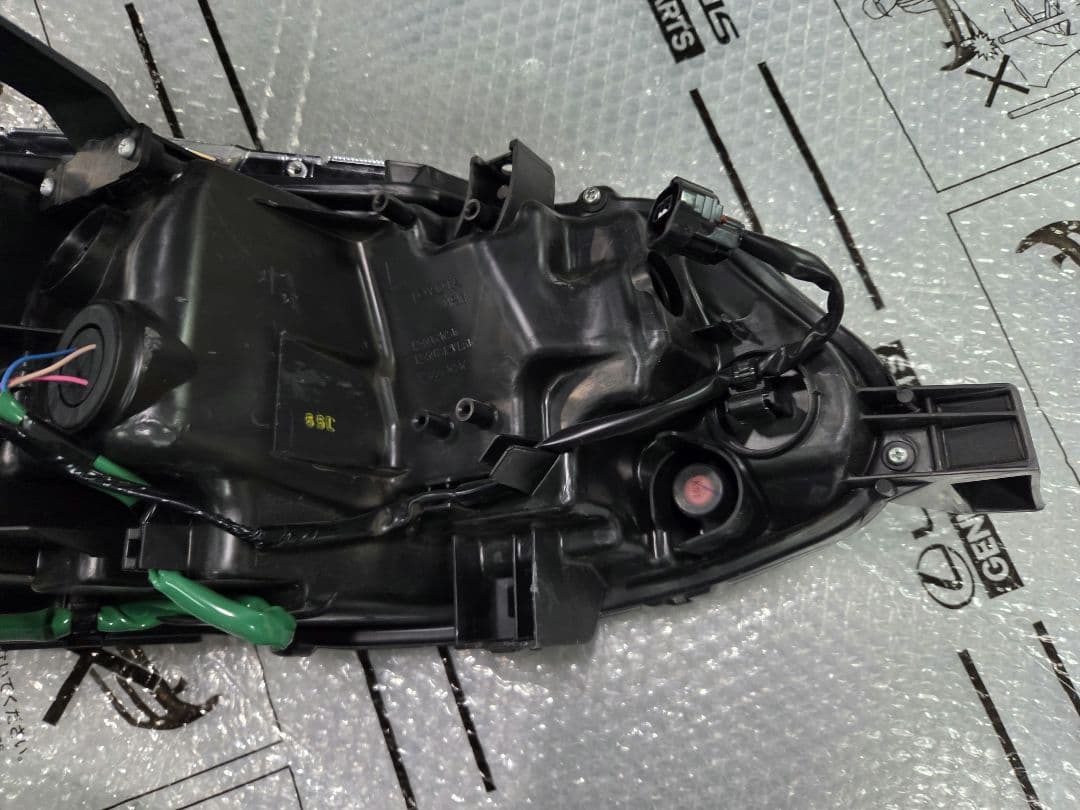 トヨタ　カローラフィールダー　NKE165 左LED ヘッドライト