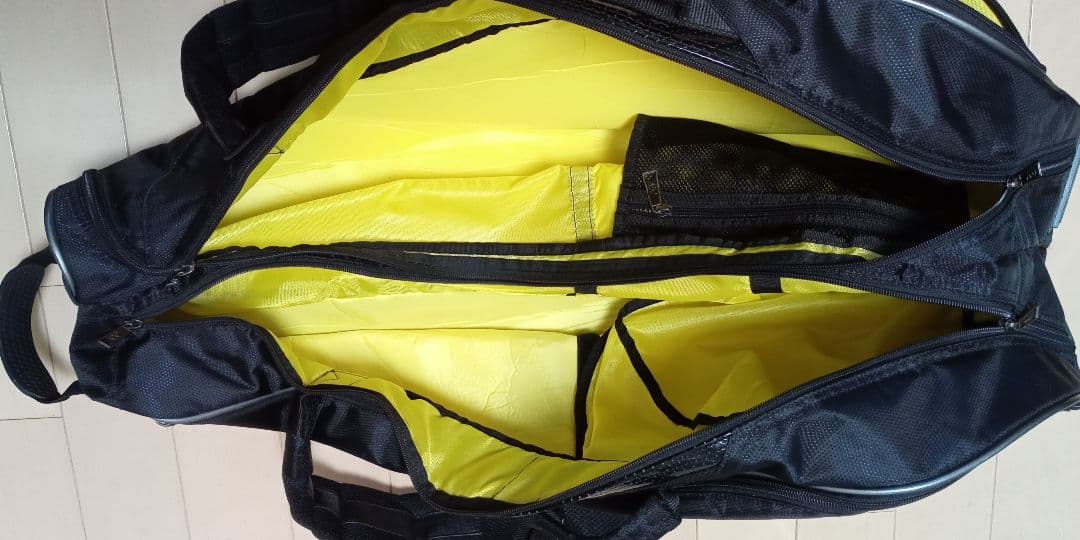【値下げしました】　YONEX　テニスラケットバッグ （ブラック×金ロゴ）