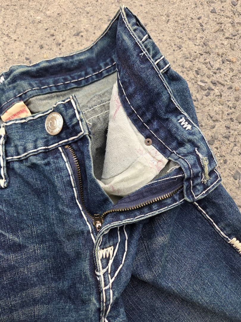 トゥルーレリジョン ホワイト太ステッチ ブーツカット デニムパンツ W31