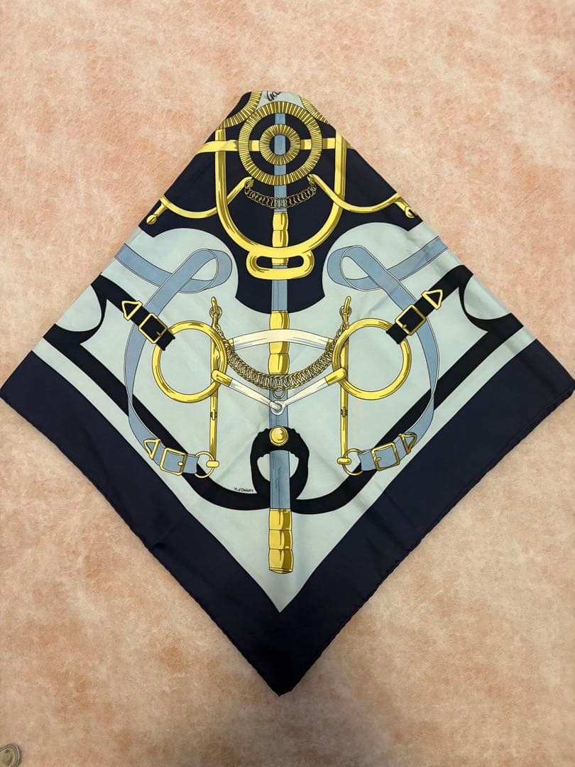 HERMÈS エルメススカーフ カレ90 エプロン・ドール 黄金の拍車