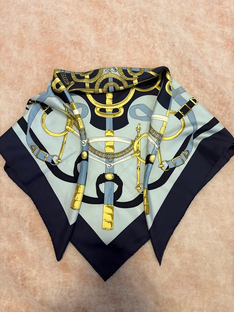 HERMÈS エルメススカーフ カレ90 エプロン・ドール 黄金の拍車