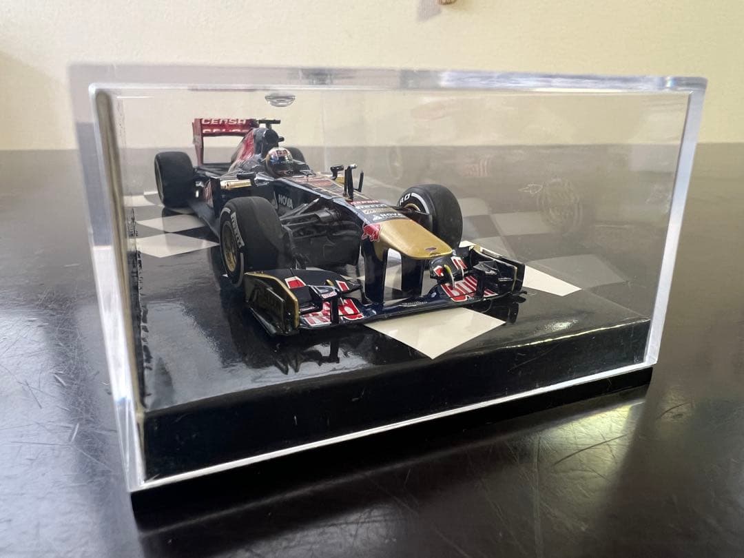 （1点物）F1 TORO ROSSO STR8ダニエルリカルド直筆サイン入り