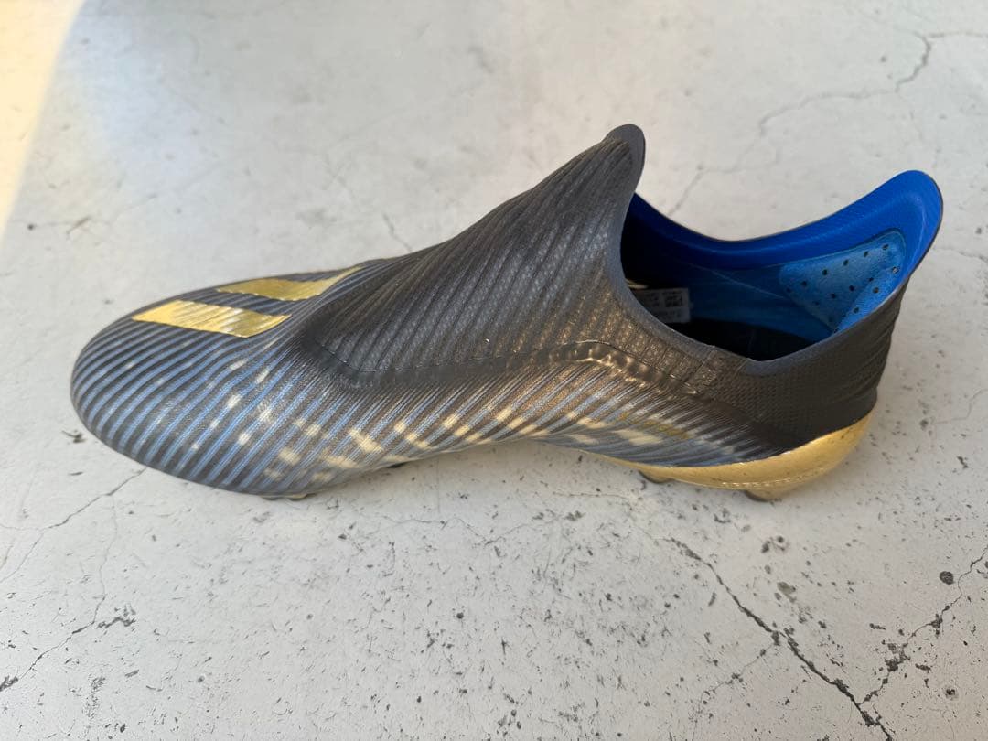 adidas サッカーシューズ ブラック/ゴールド/ブルー