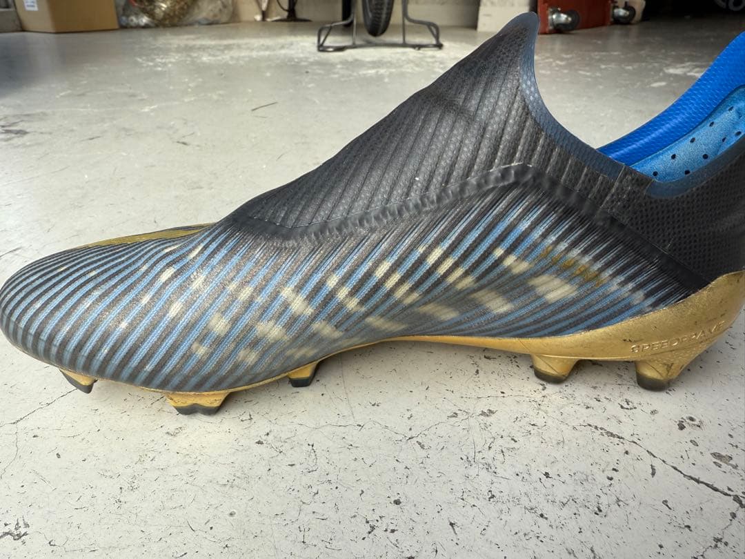 adidas サッカーシューズ ブラック/ゴールド/ブルー