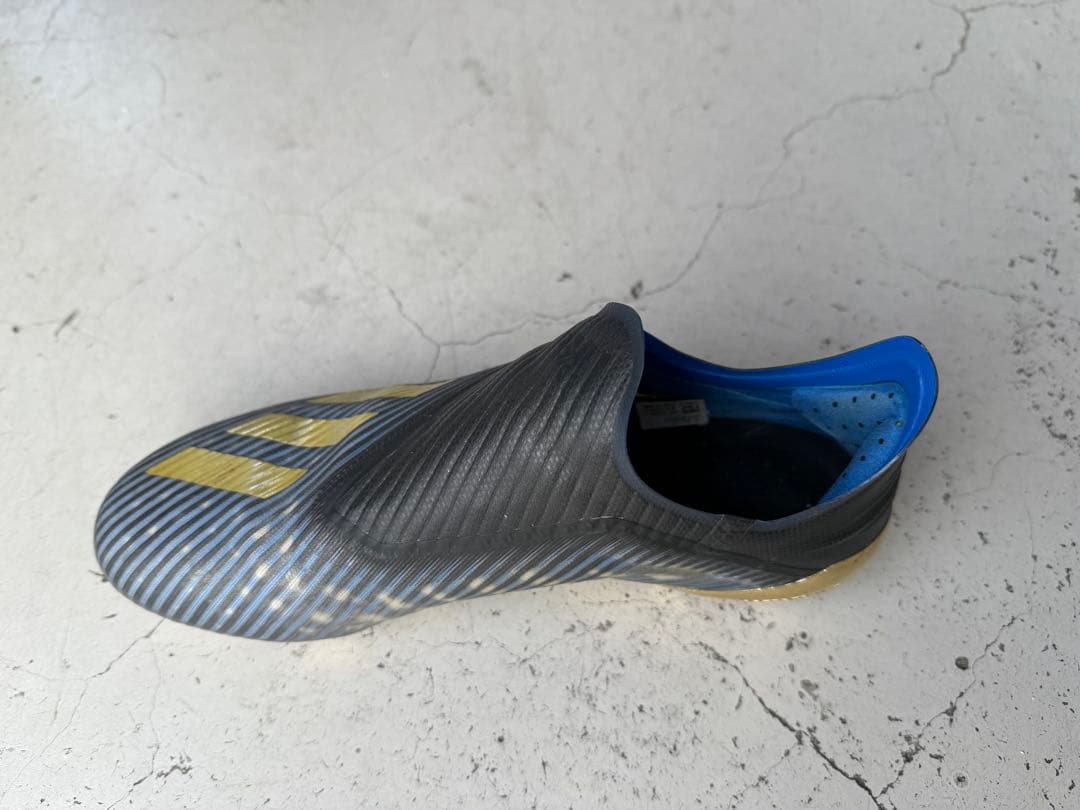 adidas サッカーシューズ ブラック/ゴールド/ブルー