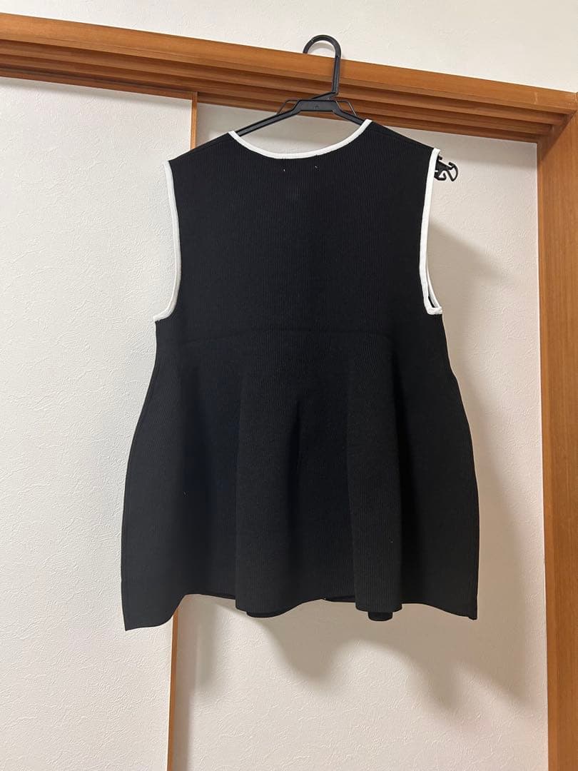 週末価格　Nolley’s フリル付きペプラムベスト　ブラック