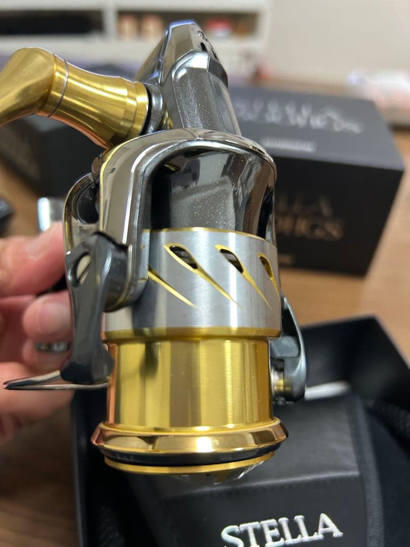 美品　シマノ　14 ステラ2500HGS 新品の替ラインローラー付き