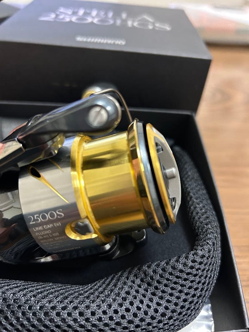 美品　シマノ　14 ステラ2500HGS 新品の替ラインローラー付き
