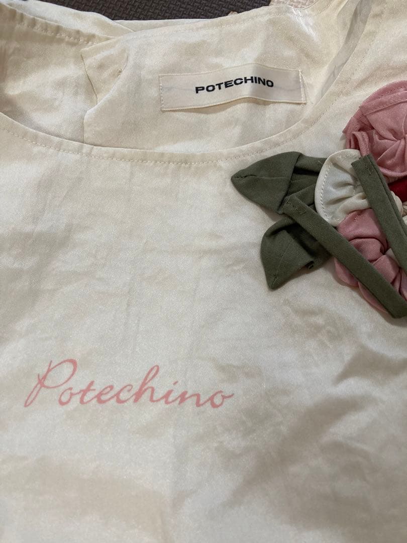 【新品未使用】POTECHINO 花柄刺繍長袖エプロン　白色ベージュ ポテチーノ