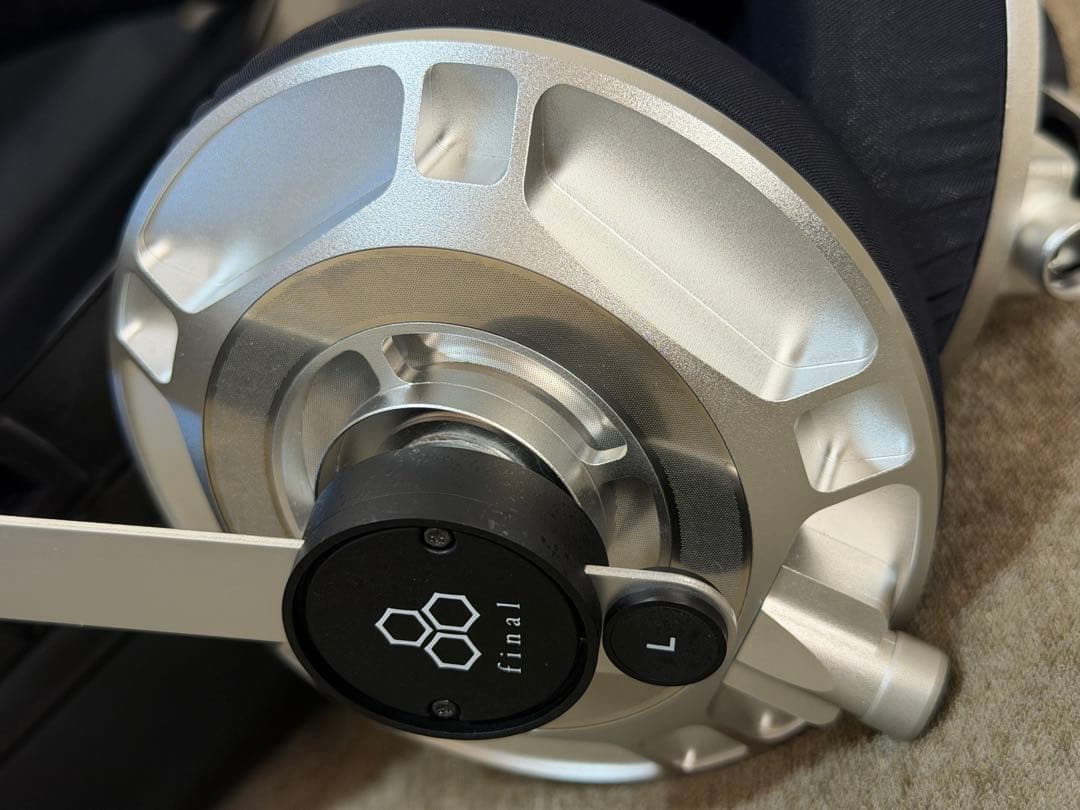 【極美品】final D8000 シルバー　プロテクトケース付き