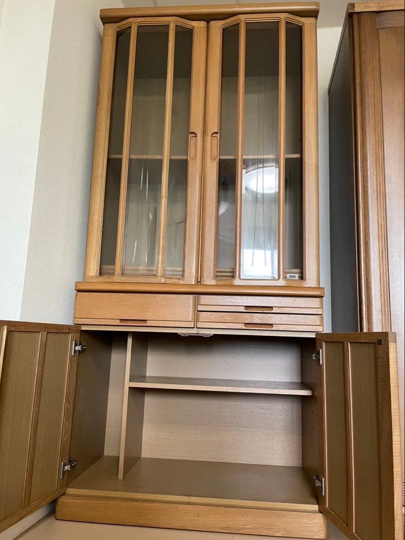 【送料込】木製キャビネット 食器棚　ガラス扉付き