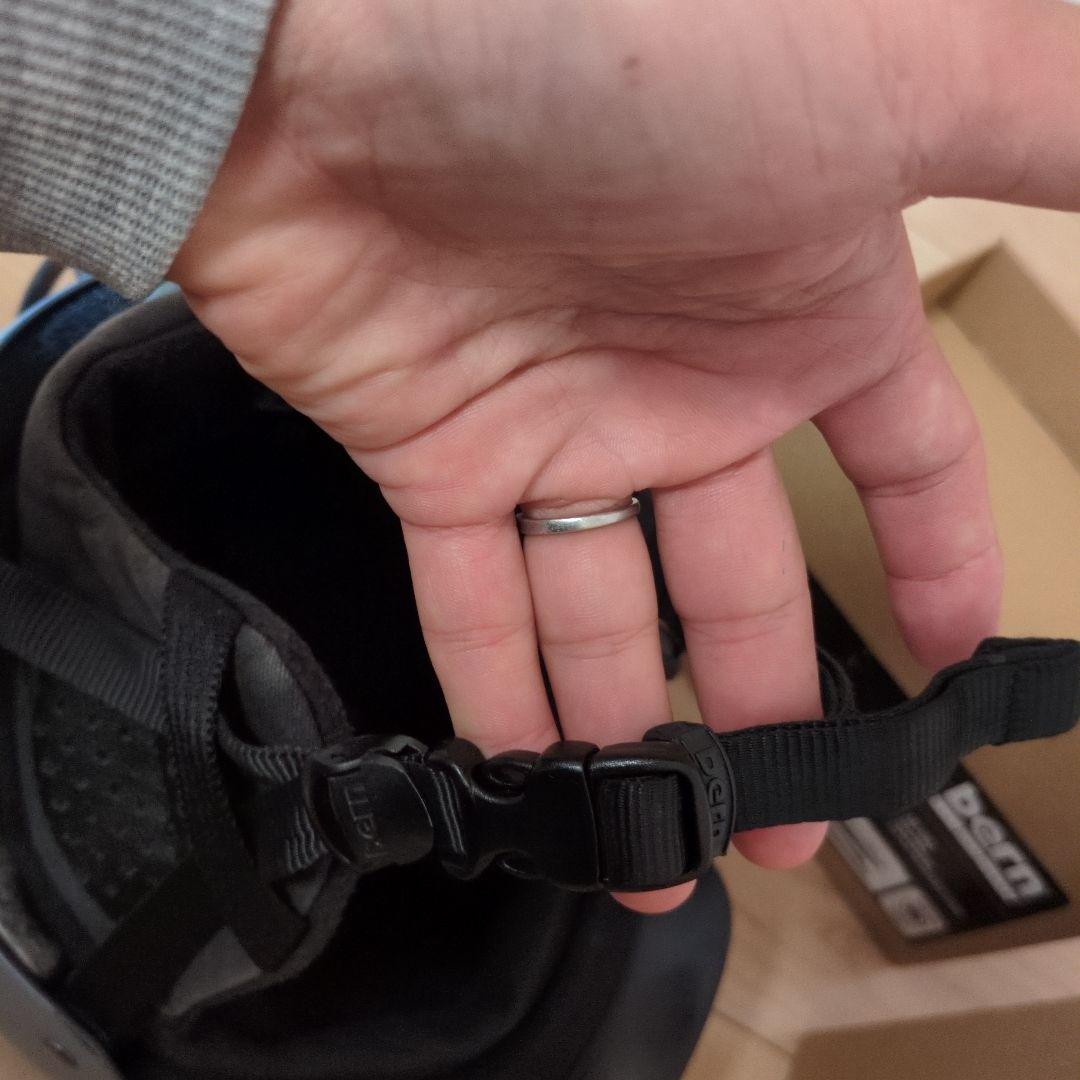 スノーボード　ヘルメット　バーンbern インナーBoA調節付き耳付きグレー