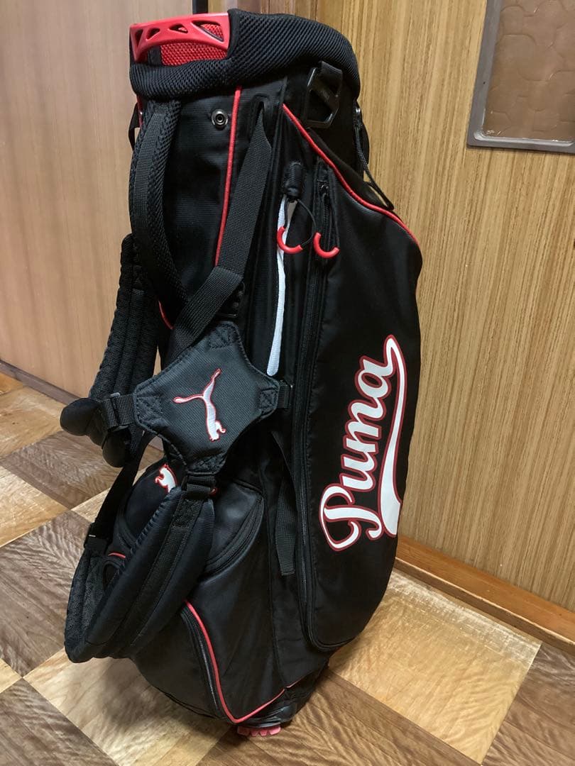 プーマ　スタンド軽量ショルダーキャディーバッグ　ブラックxレッド
