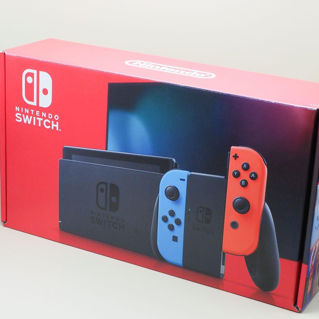 Nintendo Switch 本体と、USBハブスタンド、無線コントローラー
