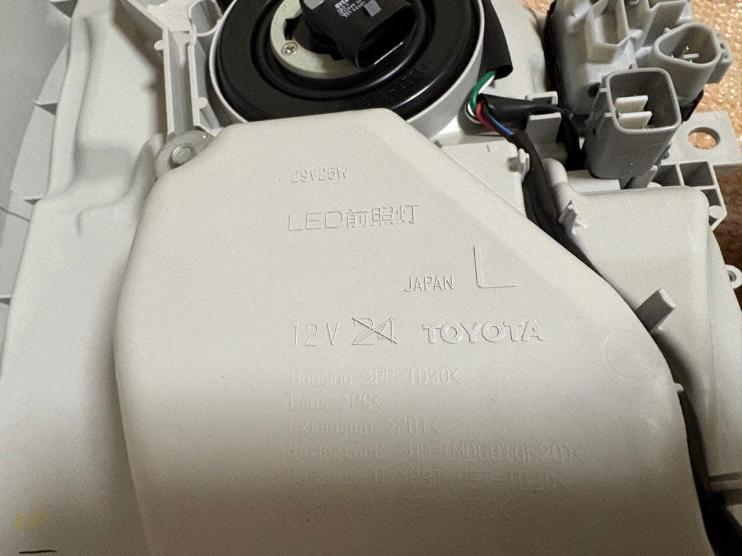 ハイエース 8型 新車外し 純正LEDヘッドライト