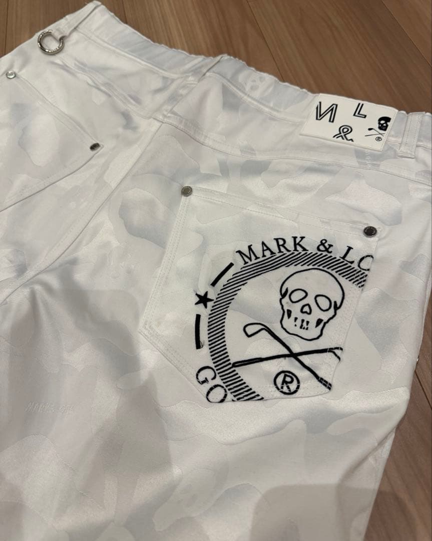 美品MARK&LONA ホワイト 総柄 ゴルフウエア ハーフパンツ