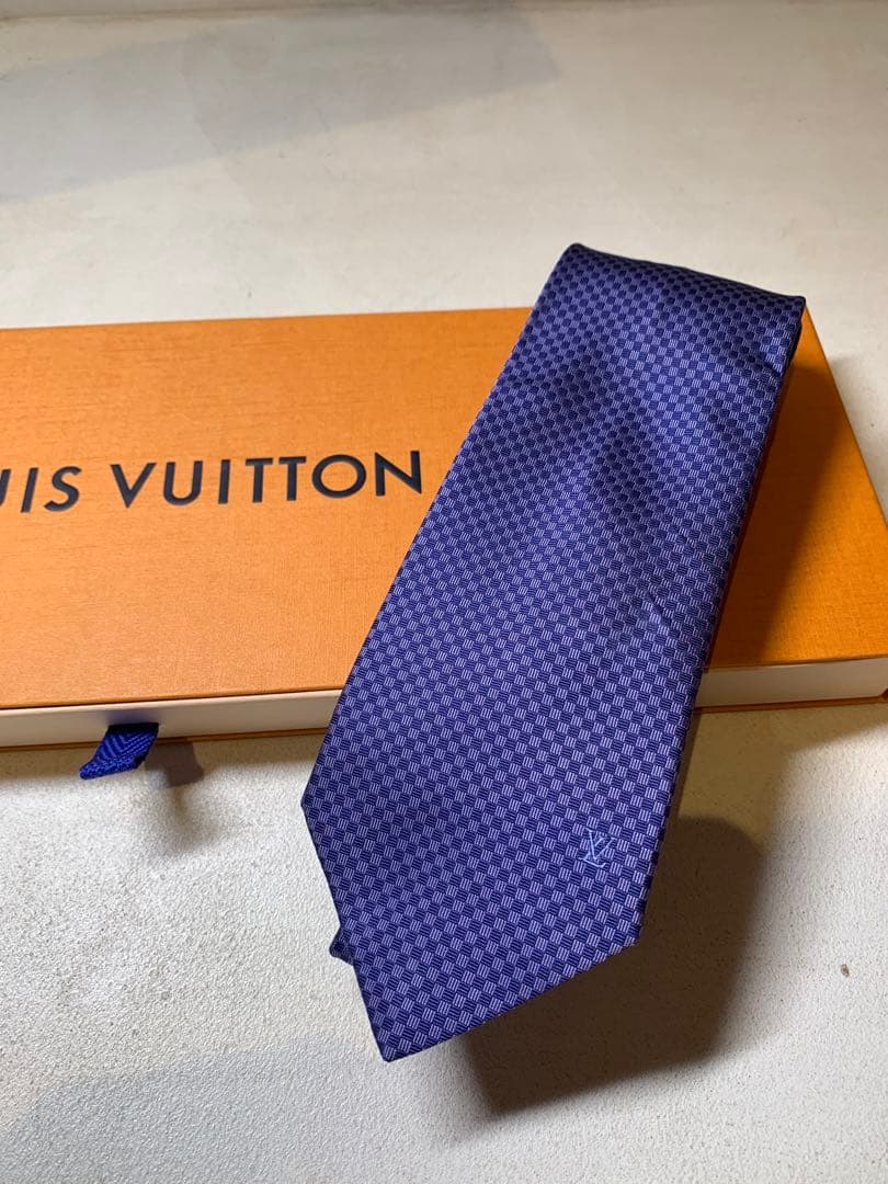 【極美品】LOUIS VUITTON 紫 シルク100%ネクタイ　現行モデル