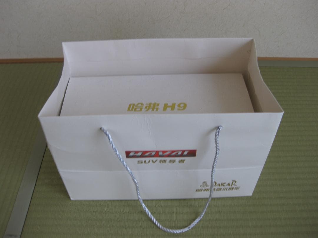 HAVAL H9 ホワイト ミニカー 専用ボックス付き