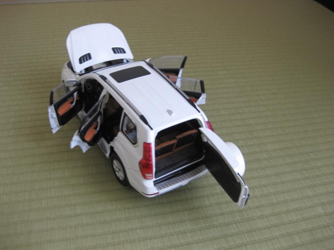 HAVAL H9 ホワイト ミニカー 専用ボックス付き