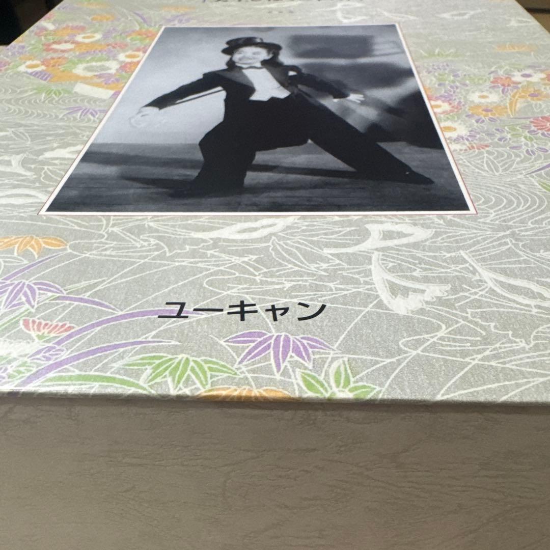 美空ひばりの名曲を収録した特選ボックス、CD10枚組。未使用品