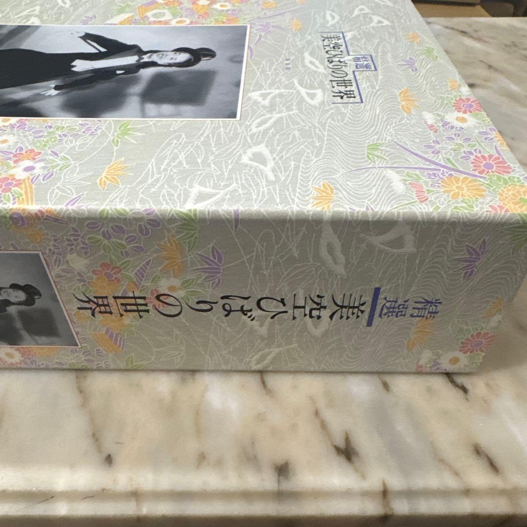 美空ひばりの名曲を収録した特選ボックス、CD10枚組。未使用品